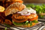 Sommer-Rezepte für Fischliebhaber: Von Burger bis Eintopf