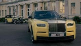 Im Vordergrund die Neuauflage, im Hintergrund das Original: Für den Phantom wurde das britische Kennzeichen "AU 1" reserviert – "AU" steht für das chemische Symbol von Gold, Aurum. Genaugenommen hätte es "AU 79" sein müssen, da dies die Ordnungszahl von Gold ist. Aber "AU 1" klingt natürlich deutlich exklusiver.&nbsp;
