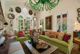 Design-Elemente, die einst Architekt Walter De Garmo einsetzte, wie Rundbögen, Steinböden, Fliesen und aufwendige venezianische Luster wurden beibehalten.