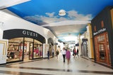 Auch in den Innenbereichen des Freeport Fashion & Designer-Outlet-Center wird in der Nacht gelaufen.