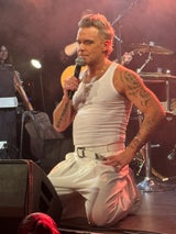 Paukenschlag: Robbie Williams feiert Rekord-CD mit Mini-Tour