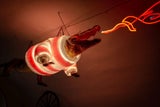 Das Wahrzeichen der Stadt, der Brünner Drache mit Pullover und spukt vor Freude Feuer.