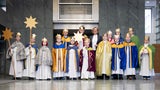 Gruppenfoto der Sternsinger mit Landeshauptfrau Johanna Mikl-Leitner. 