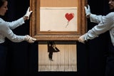 Das "Love is in the Bin" des britischen Künstlers Banksy während einer Pressevorschau im Auktionshaus Sotheby's am 12. Oktober 2018 in London, Vereinigtes Königreich.&nbsp;