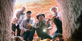 Dr. Fares Braizat (von links), Fadi Balawi, Josh Gates und Dr. Pearce Paul Creasman blicken in das neu entdeckte Grab in Petra.&nbsp;