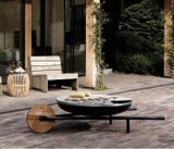 2 in 1: Barrow – die innovative Feuerschale mit Grill! Ausgezeichnetes Design trifft auf Funktionalität. Bequem im Sitzen grillen und danach zur gemütlichen Feuerschale umfunktionieren. Um 899,90 Euro, konstantinslawinski.com&nbsp;