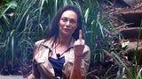 Lilly Becker demonstriert, wie sie damals der Polizei den Stinkefinger entgegenstreckte