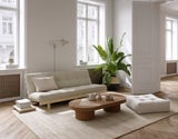 Das Lean Sofa von Karup Design ist ein modernes und funktionales Möbelstück, das skandinavisches Design mit vielseitiger Nutzbarkeit kombiniert. Mit seiner minimalistischen Ästhetik und klaren Linien bietet das Sofa nicht nur einen bequemen Platz zum Sitzen, sondern kann auch leicht in ein Bett umgewandelt werden.