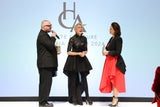 Heather Mills auf der Bühne mit Wolfgang Reichl (l.) und Dr. Sabine Apfolterer (r.)