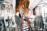 Geschirrspüler reinigt nicht richtig? Die besten Tipps für sauberes Geschirr