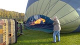 Die Passagiere helfen mit bei der Aufrüstung des Ballons.