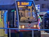 Crash mit Bim: Rettungsauto kippt um