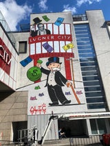 Alec Monopoly verziert Lugner City