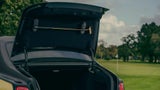 Beim ersten Aufeinandertreffen von Goldfinger und James Bond spielen die beiden eine Runde Golf. Zur Erinnerung daran wurde ein vergoldeter Golfschläger (Putter) nachgebildet und auf der Unterseite des Kofferraumdeckels befestigt.&nbsp;