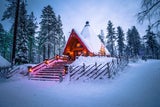 Der berühmte Polarkreis, die Grenze des Glücks, ist hier deutlich markiert und kann hier überquert werden. Besucher erhalten danach sogar ein Zertifikat von Santa.&nbsp;