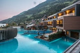Quellenhof See Lodge mit dem größten Pool Südtirols. 