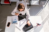 Sommerhitze im Büro? So können Sie trotz Tropen-Temperaturen arbeiten