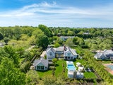 Papa Sylvester Stallone zeigt sich großzügig: Fast 25 Millionen Dollar in bar legte der Action-Star für die frisch renovierte 1.114-Quadratmeter-Villa in East Hampton hin. Ein Geschenk an seine Mädels Sophia, Sistine und Scarlet, die sich in ihrem neuen Zuhause über acht Schlafzimmer und ein Heimkino freuen können. 