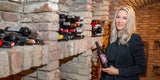 Simone Lugner zeigt uns den Weinkeller in der Villa