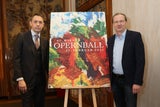 Opern-Direktor Bogdan Roščić und Jakob Grabmayr mit dem diesjährigen Ball-Sujet.&nbsp;