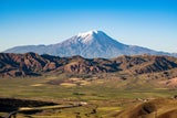 Der Ort entspricht dem assyrischen Begriff für „Ararat,“ dem hebräischen Wort für den Berg, an dem Noah das biblische Schiff landete, das für denselben Zweck gebaut wurde.&nbsp;