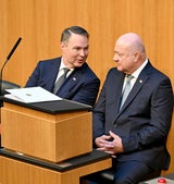 Babler und Stocker zeigen, auf der Regierungsbank eng aneinander gerückt, gutes Einvernehmen.