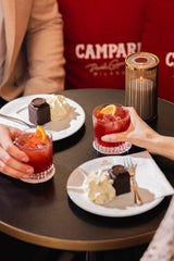 Italienische Aperitivo-Kultur neu gedacht: Sacher Negroni von Wm Brown harmoniert mit dem Original Sacher-Würfel.