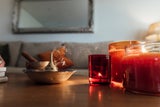 Mit diesen Tricks entfernen Sie Kerzenreste aus Gläsern blitzschnell