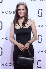 Winona Ryder im sexy LBD