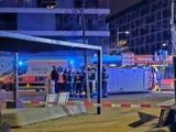 Crash mit Bim: Rettungsauto kippt um