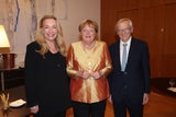 Angela Merkel mit Festspiel-Präsidentin Kristina Hammer und Alt-Kanzler Wolfgang Schüssel