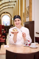 Sluka-Backstubenleierin Manuela Heinisch mit der neu aufgelegten Donauwelle.