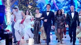 Garbiel Kelly, Malika Dzumaev, Tony Bauer und Julia Beautx scheinen mitzutanzen