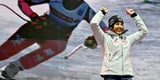 Venier präsentiert nach Bisskontrolle stolz ihre Goldmedaille.