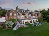 Die großzügige vierstöckige Villa steht auf einem 48.000 Quadratmeter großen Grundstück am Ufer des Hudson River und ist 12 Millionen Dollar (11,9 Millionen Euro) wert.&nbsp;