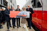 Bürgermeister Matthias Stadler, Stadler Austria Geschäftsführer Christian Diewald, LH-Stellvertreter Udo Landbauer, Landeshauptfrau Johanna Mikl-Leitner und ÖBB CEO Andreas Matthä.