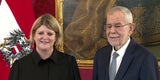Elisabeth Schwetz (l./FPÖ) am 27. November 2024 anlässlich ihrer Angelobung als Volksanwältin durch den Bundespräsidenten Alexander van der Bellen (r.) in der Präsidentschaftskanzlei in Wien. 