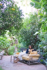 Marrakesch. Im grünen Innenhof des Riads lädt jeder Platz zum Lesen, Träumen und Abschalten ein.