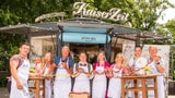 In ganz Österreich: Austro-Promis verteilen heute Gratis-Würstel
