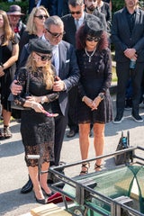 Jacqueline, Leo und Christina Lugner am Grab