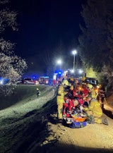 Kleinbus stürzt über Böschung: Ein Toter und 8 Verletzte