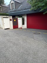 Kerzen vor Lugners Haustüre