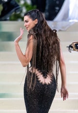 Neuer Naked-Dress-Trend: Stars machen entblößten Po zum Fashion-Statement