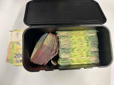 Die Polizei stellte Drogen und Bargeld sicher.
