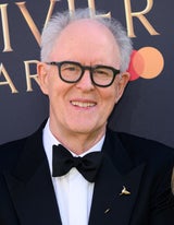 Der US-amerikanische Schauspieler ist mehrfach ausgezeichnet und unter anderem durch seine Arbeit in „The Crown“ und „Dexter“ bekannt.&nbsp;