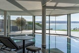 Ein Indoor-Pool ermöglicht das tägliche Planschen am kühlen Meer.&nbsp;
