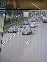 Rasenmähertraktor auf der Autobahn