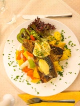 Gebratene Forelle mit Gemüsebukett und Zitronenbutter.