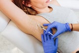 Kleiner Pieks, großer Effekt: Botox kann lokal (z.B. unter den Armen) die Schweißproduktion ausschalten.   