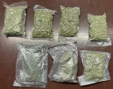 Die Polizei stellte Drogen und Bargeld sicher.